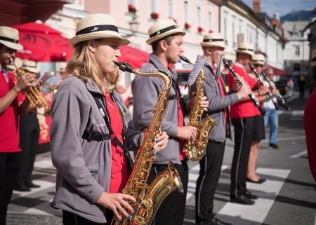 Izjemen obisk zaznamoval 50. Dneve narodnih noš in oblačilne dediščine v Kamniku (Blaž T. Muc)  (2)